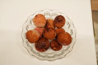 事先把荔枝放入冰箱冷冻室里冷冻成冰荔枝