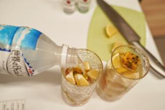 把海盐荔枝饮料倒入杯中