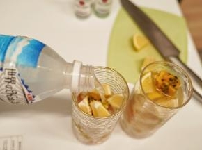 把海盐荔枝饮料倒入杯中