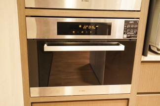 蒸箱里的水箱加入适量清水，以100摄氏度包子功能键预热