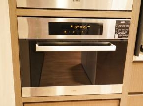 蒸箱里的水箱加入适量清水，以100摄氏度包子功能键预热