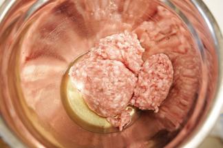 猪肉糜放入料理盆里，磕入一个鸡蛋清，搅拌均匀至蛋清完全吸收