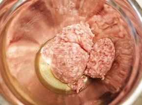 猪肉糜放入料理盆里，磕入一个鸡蛋清，搅拌均匀至蛋清完全吸收