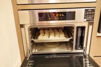 把馄饨放入预热好的蒸箱中层，蒸15分钟即可