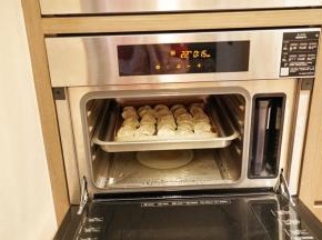 把馄饨放入预热好的蒸箱中层，蒸15分钟即可