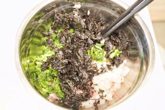 把焯烫好的荠菜挤干水分，切碎放入料理盆里，虾仁一切二放入料理盆里，紫菜用剪刀剪碎放入料理盆里