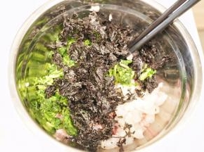 把焯烫好的荠菜挤干水分，切碎放入料理盆里，虾仁一切二放入料理盆里，紫菜用剪刀剪碎放入料理盆里