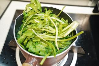 锅里烧开水，把去蒂洗净后的荠菜放入锅里，加入3克盐和5毫升植物油，焯烫一分钟后备用