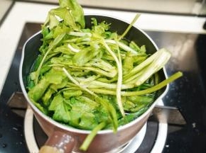 锅里烧开水，把去蒂洗净后的荠菜放入锅里，加入3克盐和5毫升植物油，焯烫一分钟后备用