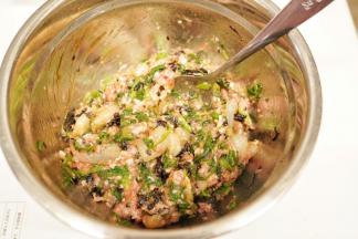 用大汤匙搅拌均匀，馅料调制成