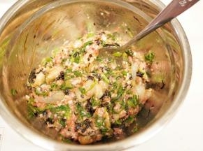 用大汤匙搅拌均匀，馅料调制成