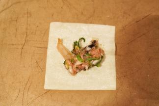 勺一大勺馅料放入馄饨皮中