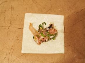 勺一大勺馅料放入馄饨皮中