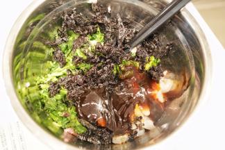 勺入料酒、生抽、蚝油、芝麻香油、10克盐和10毫升植物油到料理盆里