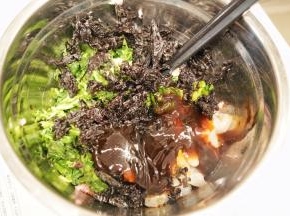 勺入料酒、生抽、蚝油、芝麻香油、10克盐和10毫升植物油到料理盆里