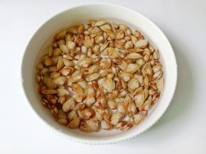 买回来的海瓜子加点盐，加一勺食用油，让它吐出泥沙。