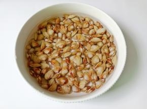 买回来的海瓜子加点盐，加一勺食用油，让它吐出泥沙。