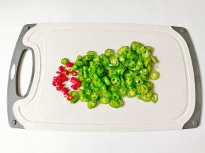 线椒，小米椒切成小圈备用。