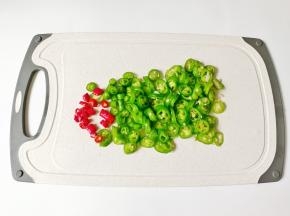 线椒，小米椒切成小圈备用。