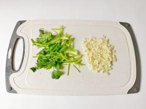 蒜，香菜切好备用。