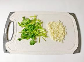 蒜，香菜切好备用。