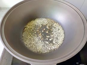 热锅凉油下蒜炒香。