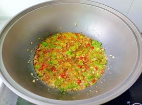 辣椒酱翻炒一分钟。