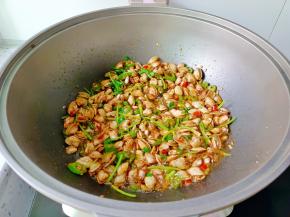 最后加入香菜翻炒均匀即可出锅享用。