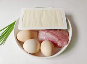 准备好鸡蛋，猪肉，豆腐。