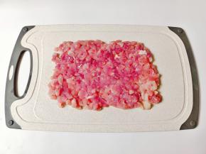 猪肉洗净，切成小丁