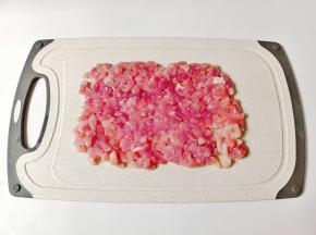 猪肉洗净，切成小丁