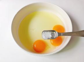 鸡蛋放入碗里，加一点盐