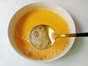 用筷子打散后撇去表面的浮沫