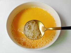 用筷子打散后撇去表面的浮沫