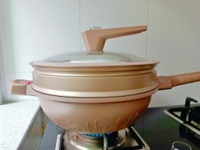 水开后上锅蒸十分钟【碗上面盖一个盘子，不要让水蒸气滴入鸡蛋液】