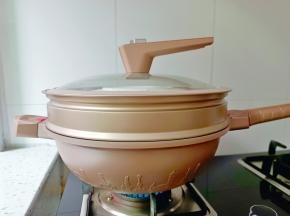 水开后上锅蒸十分钟【碗上面盖一个盘子，不要让水蒸气滴入鸡蛋液】