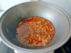 加生抽一勺，老抽半勺，蚝油一勺，加小半碗水煮五分钟