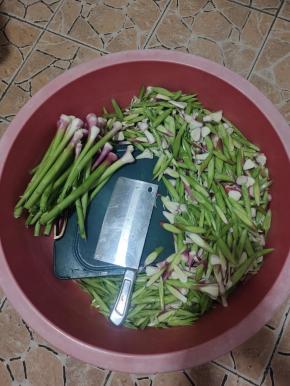 把蒜苗叶扒下来，只留蒜杆！切成小块！