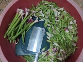 把蒜苗叶扒下来，只留蒜杆！切成小块！