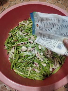 加入适量的盐！(比我们平时炒菜要稍微咸一点儿！)