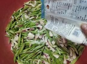 加入适量的盐！(比我们平时炒菜要稍微咸一点儿！)