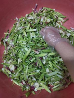 抓拌均匀腌制半个小时！