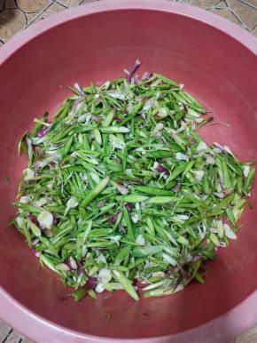 加盐腌制以后，可以减少蒜的辛辣味！