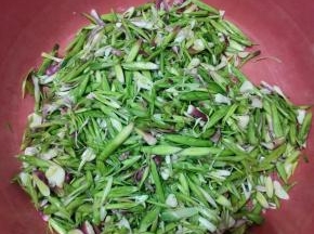 加盐腌制以后，可以减少蒜的辛辣味！