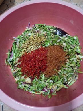 把腌出来的水倒掉，再加姜丝，辣椒粉，剁辣椒，生抽！