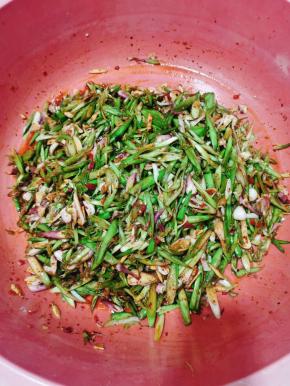 边拌边挤压！让料汁充分渗透入味儿！