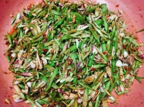 边拌边挤压！让料汁充分渗透入味儿！