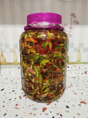 用保鲜膜封起来！盖上盖子，半个月以后，蒜杆泡菜就可以吃了！