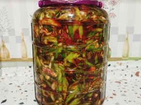 用保鲜膜封起来！盖上盖子，半个月以后，蒜杆泡菜就可以吃了！