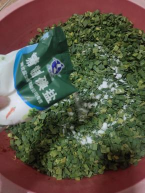 加入适量的盐！(比我们平时炒菜要稍微咸一点儿！)